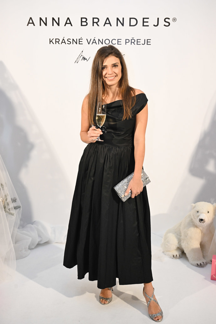 FOTO: Denisa Pfauserová na vánočním večírku Anny Brandejs. – stránka 3