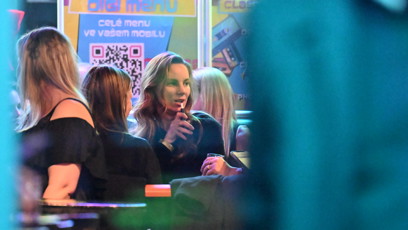 FOTO: Nikola Hezucká se smutečními hosty.