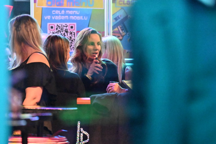 FOTO: Nikola Hezucká se smutečními hosty. – stránka 2