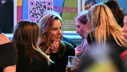 FOTO: Nikola Hezucká se smutečními hosty.