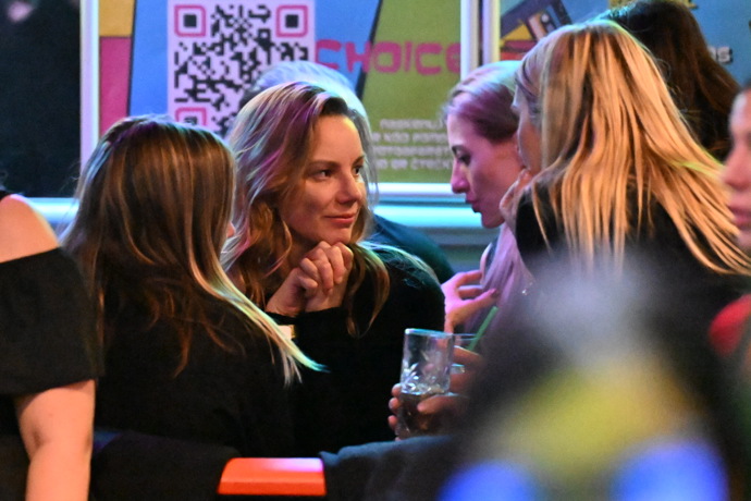 FOTO: Nikola Hezucká se smutečními hosty. – stránka 1