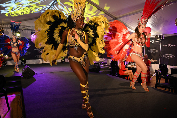 FOTO: Češi prý v mrazech vyhledávají její horkokrevnou show. – stránka 3