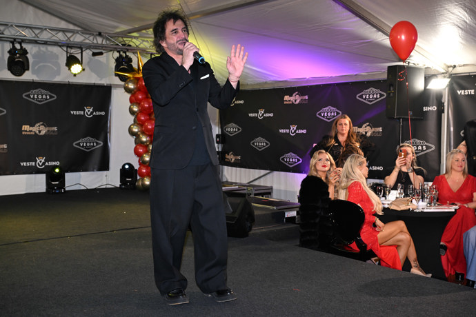 FOTO: Sagvan předvedl hudební číslo. – stránka 56