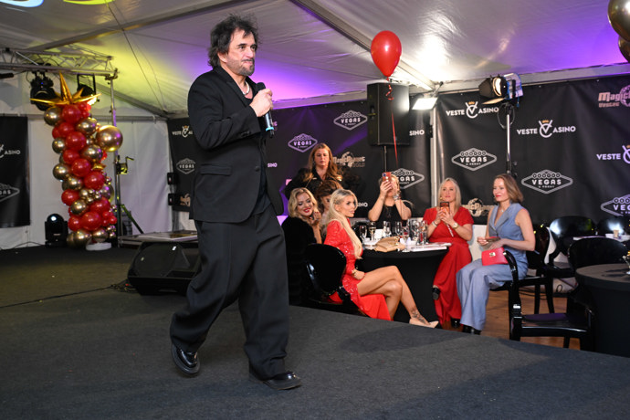 FOTO: Sagvan Tofi to rozjel jako za mlada. – stránka 54