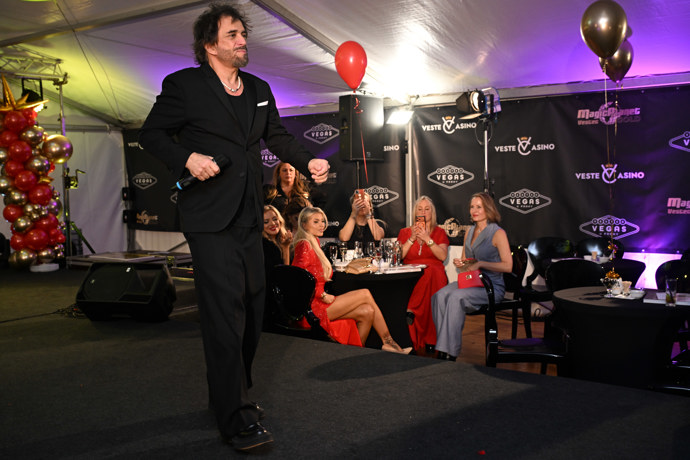 FOTO: Sagvan Tofi to rozjel jako za mlada. – stránka 53