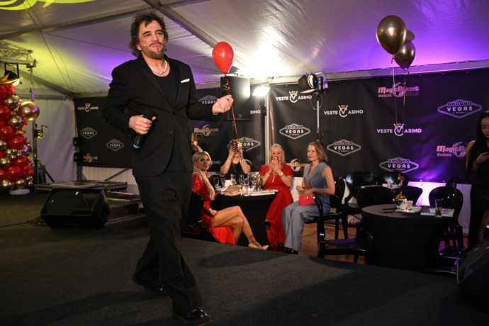 FOTO: Sagvan zazpíval své hity. – stránka 52