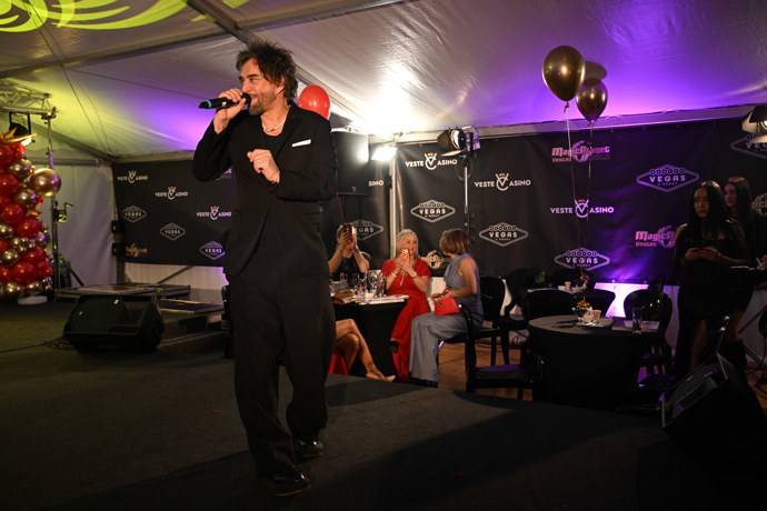 FOTO: Sagvan byl hvězdou večírku. – stránka 51