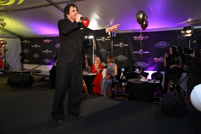 FOTO: Nikdy nestárnoucí Sagvan Tofi. – stránka 50