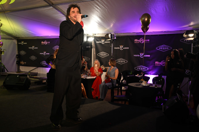 FOTO: Sagvan Tofi ve Vestci. – stránka 49