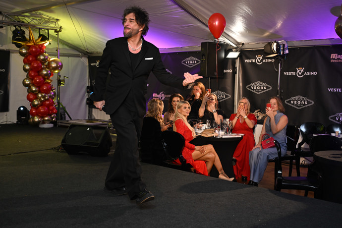 FOTO: Vánoční večírek se vydařil. – stránka 47