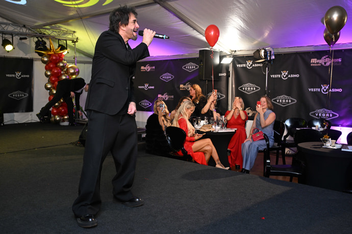 FOTO: Sagvan Tofi ovládl pódium. – stránka 44