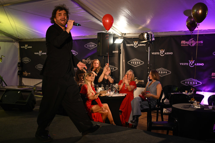 FOTO: Lela Vémola si v pozadí užívala představení.