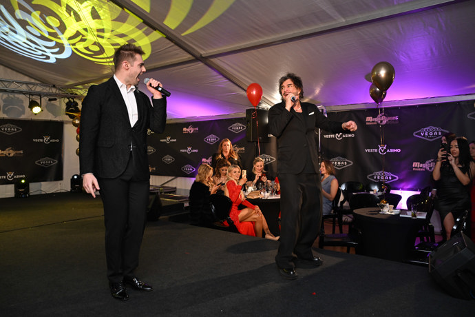 FOTO: Sagvan zvládl i duet. – stránka 41