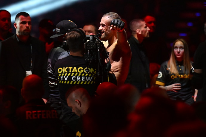 FOTO: Ondřej Raška před vstupem do klece. – stránka 36