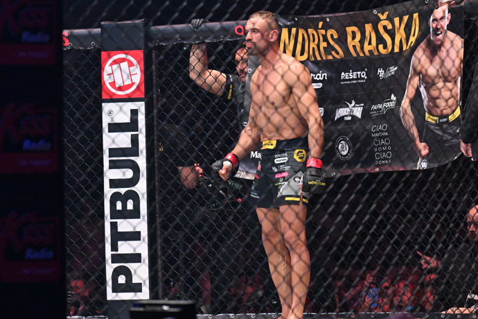 FOTO: Ondřej Raška v kleci působil sebevědomě. – stránka 34