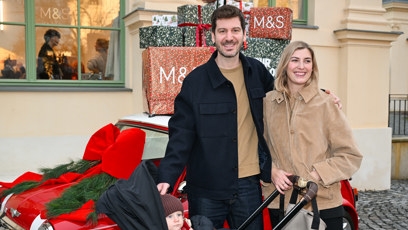 FOTO: Petr Říbal vyvedl svou ženu s dceru do společnosti.