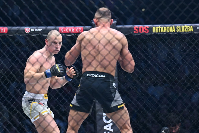 FOTO: Pavel Tóth a Ondřej Raška během zápasu. – stránka 32