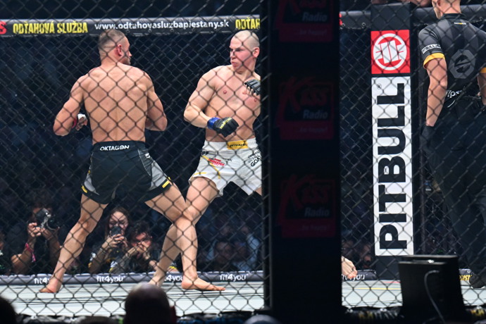 FOTO: Pája se snažil utéct z kanonády ran. – stránka 14