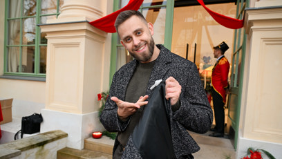 FOTO: Vincent Navrátil dorazil s čipem na kabátu.