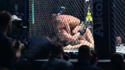 FOTO: Raška, ale zápas přesunul na zem.