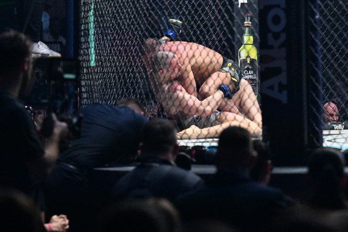 FOTO: Raška, ale zápas přesunul na zem. – stránka 12