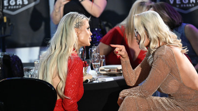 FOTO: Lela Vémola zářila v rudé róbě, ale v očích měla vepsané starosti.