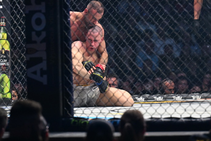 FOTO: Ondřej Raška ukončil Pavla Tótha po minutě a devatenácti sekundách. – stránka 31