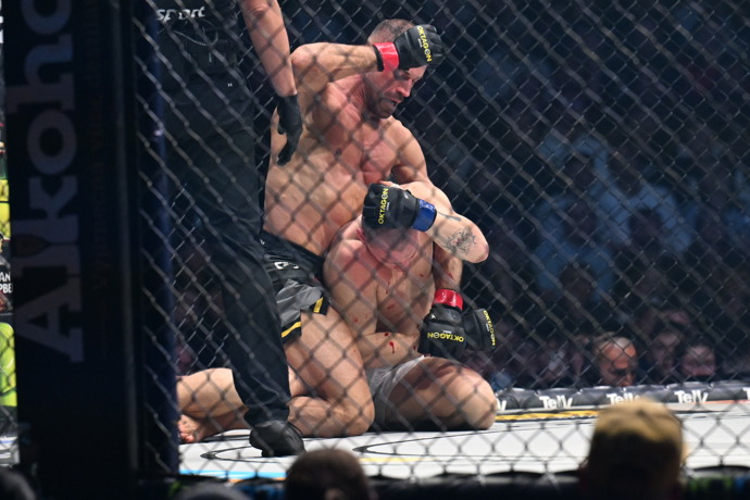 FOTO: Pavel Tóth ustál pár tvrdých ran, poté padl k zemi. – stránka 29