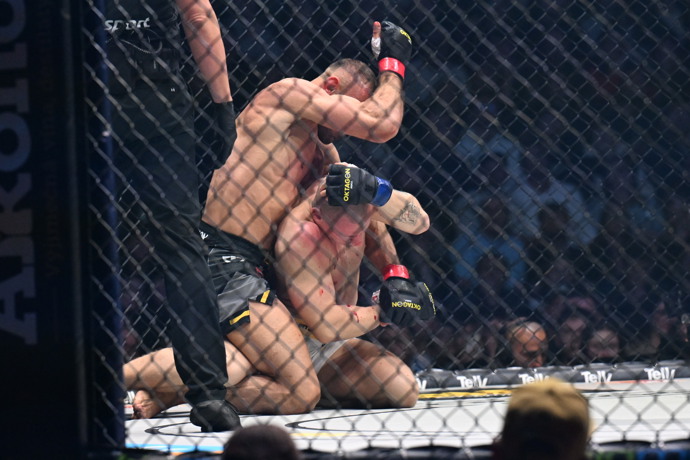 FOTO: Ondřej Raška svého protivníka po zápase ocenil za odvahu. – stránka 28