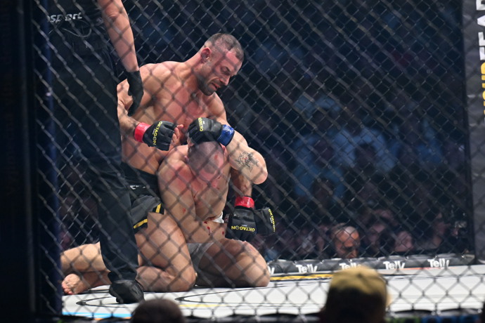 FOTO: Ondřej Raška ukončil Pavla Tótha v prvním kole. – stránka 26