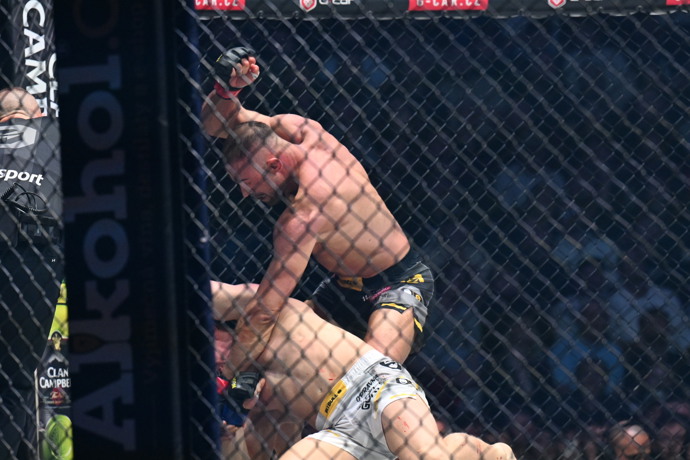 FOTO: Tam Páju, domlátil. – stránka 11