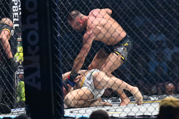 FOTO: Na zemi, neměl Spicy Pája šanci. – stránka 10