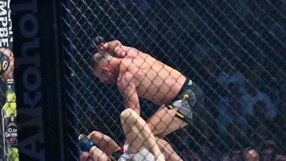 FOTO: Raška sázel jeden úder za druhým.