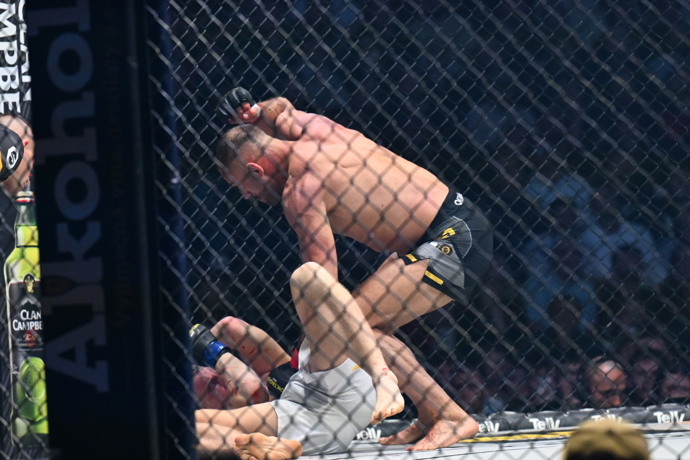 FOTO: Raška sázel jeden úder za druhým. – stránka 9