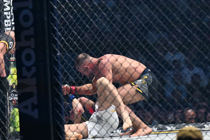 FOTO: Pavel Tóth neměl šanci. – stránka 8