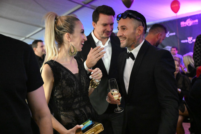 FOTO: Sámer Issa je šťastně zadaný. Jeho vyvolenou je pohledná zpěvačka Lucie Junková. – stránka 114