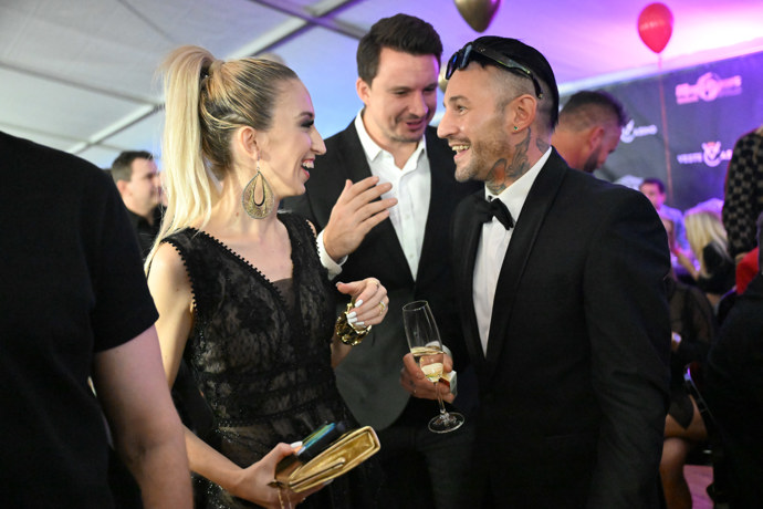 FOTO: Samer Issa po boku Lucie Junkové září štěstím. – stránka 113