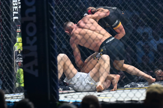 FOTO: Následně už musel zasáhnout rozhodčí. – stránka 6