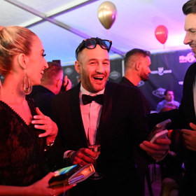 Sámer Issa a Lucie Junková při konverzaci s Karlem Kašákem.