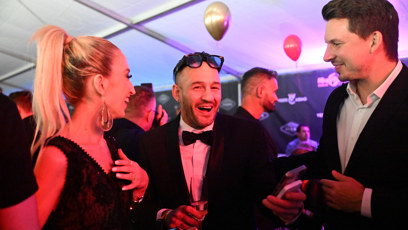 FOTO: Sámer Issa a Lucie Junková při konverzaci s Karlem Kašákem.