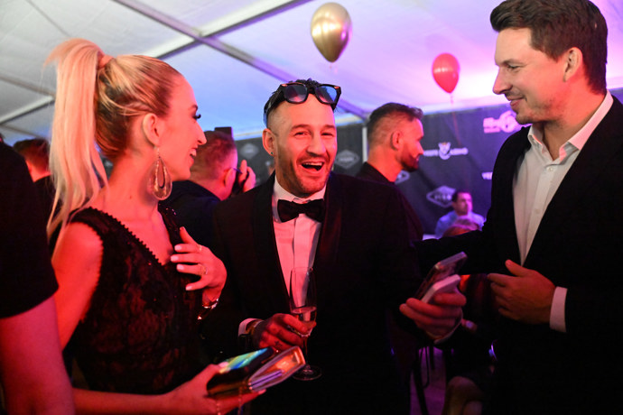 FOTO: Sámer Issa a Lucie Junková při konverzaci s Karlem Kašákem. – stránka 112