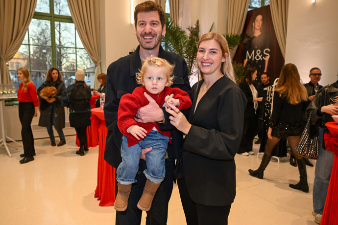 FOTO: Malá Isabellka už pózuje. – stránka 16