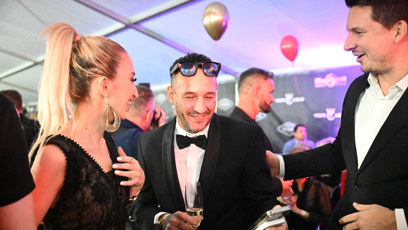 FOTO: Sámer Issa a Lucie Junková při konverzaci s Karlem Kašákem.