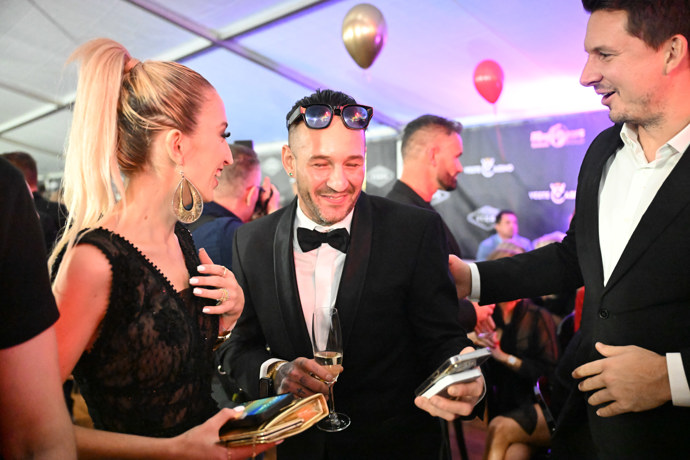 FOTO: Sámer Issa a Lucie Junková při konverzaci s Karlem Kašákem. – stránka 111