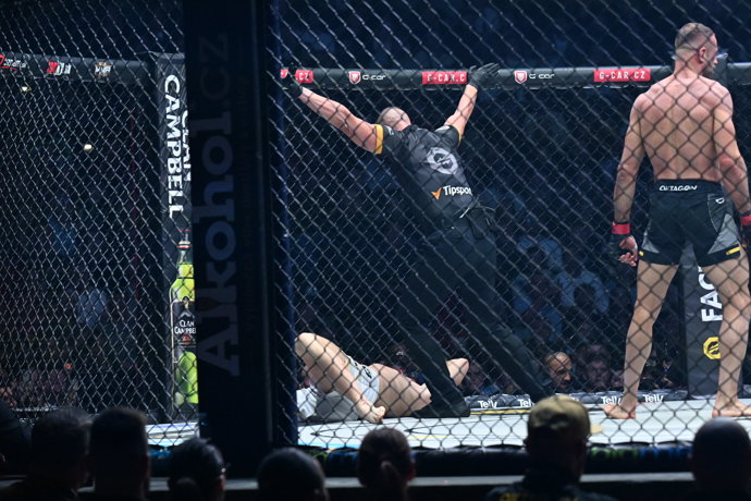 FOTO: Rozhodčí zápas ukončil na TKO. – stránka 4