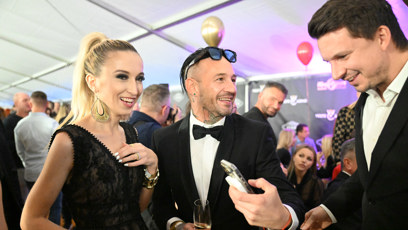 FOTO: Sámer Issa a Lucie Junková při konverzaci s Karlem Kašákem.