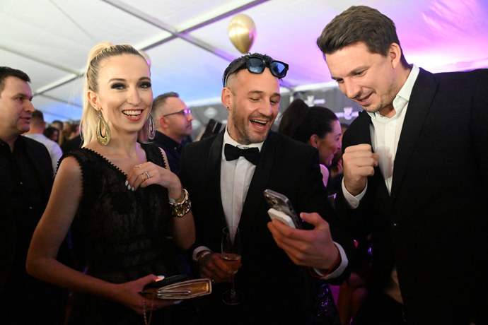 FOTO: Sámer Issa a Lucie Junková při konverzaci s Karlem Kašákem. – stránka 109