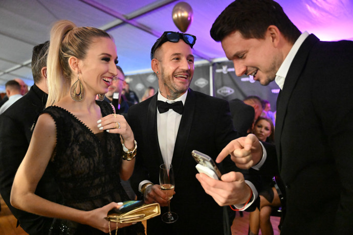 FOTO: Sámer Issa a Lucie Junková při konverzaci s Karlem Kašákem. – stránka 108