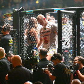 Poražený Pavel Tóth odchází z klece.