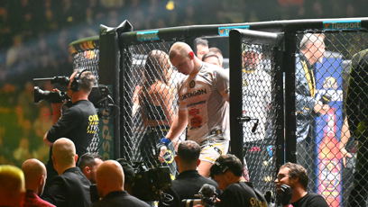 FOTO: Poražený Pavel Tóth odchází z klece.